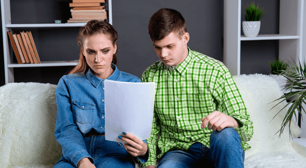 Mantenerse al día con los créditos es clave para asegurar finanzas personales sanas. Uno de los puntos básicos que deben tomarse en cuenta son las fechas de pago y las opciones que se tienen para cumplir con las mensualidades, lo cual evitará que se generen intereses moratorios que hagan crecer las deudas. En la actualidad, muchas opciones de crédito son accesibles desde internet, ya sea en el móvil o el ordenador, lo cual facilita su administración y cumplir en tiempo con los pagos. Si eres cliente de Sabadell Consumer, es importante que conozcas las alternativas que ofrece la firma para que sus clientes no tengan problemas de sobreendeudamiento. ¿Qué es Sabadell Consumer? Se trata de una compañía especializada en la financiación al consumo y cuenta con el respaldo del banco Sabadell. De acuerdo con la compañía, desarrolla su actividad a través de diferentes canales, a través de acuerdos de colaboración con diferentes establecimientos de venta minorista como concesionarios de automoción, clínicas dentales, comercios, agencias de viajes, entre otros, ofreciendo los siguientes productos: Credinstant. Línea diseñada para que los comercios ofrezcan financiamiento a sus clientes para que puedan resolver cualquier necesidad. Today Card. Tarjeta de crédito que no tiene comisión por emisión ni mantenimiento. Protección SCF. Seguro que ofrece la cobertura de pago de saldo pendiente en caso de fallecimiento o pago de las cuotas si se presentan situaciones como paro o incapacidad temporal del titular del crédito. ¿Qué opciones de pago tiene Sabadell Consumer? Si bien los clientes de Sabadell pueden estar al corriente con sus pagos en las más de mil 500 sucursales que tiene en España, existe la posibilidad de realizar las operaciones desde su aplicación móvil o a través de su banca en línea. Sabadell Consumer también cuenta con el servicio PagoFacil, herramienta diseñada específicamente para la gestión de deudas por parte de sus clientes. De acuerdo con la descripción que realiza Sabadell PagoFácil, se trata de un servicio para clientes de Sabadell Consumer Finance que les permite pagar sus cuotas impagadas mediante tarjeta de crédito o débito, de forma rápida y totalmente segura. Así, el uso de esta alternativa tecnológica es totalmente gratuito y evita que los clientes deban desplazarse a una oficina bancaria. hacer ingresos además de pagar costes de emisión de transferencias bancarias. Entre los beneficios, resalta que una vez confirmado el pago, el cliente puede descargar el correspondiente comprobante de pago o recibirlo por SMS o email. ¿Cómo saber si tengo deuda con Sabadell Consumer? Es muy importante que estés al pendiente de tus fechas de pago y no te retrases para evitar el cobro de intereses moratorios. De igual forma, el servicio Sabadell PagoFacil te permite conocer el detalle de tus mensualidades por pagar y las opciones que tienes disponibles. Recuerda también que la aplicación móvil de Sabadell es de gran ayuda para estar al día en tus compromisos con el banco. También puedes echar mano de los canales tradicionales de comunicación: Acudir a una sucursal En el teléfono 963 085 000 A través de twitter en @Sabadell_Help ¿Por qué debo pagar mis deudas con Sabadell Consumer? Recuerda que el buen comportamiento de tus pagos con el banco te evitará problemas con tu historial crediticio, lo cual puede cerrarte el acceso a prácticamente todas las opciones de financiación que en algún momento desees solicitar ya sea para atender un imprevisto, emprender un negocio, comprar un auto, por mencionar los aspectos más comunes, También debes estar al corriente para evitar que una pequeña deuda se salga de control y alcance un saldo impagable que te provocará muchos problemas económicos, desbalance en tus gastos diarios, lo cual puede derivar en problemas de estrés, peleas familiares e incluso complicaciones de salud. Si en algún momento tienes problemas con tus pagos, aplica medidas correctivas de inmediato, desde el ajuste de gastos o incluso acércate con el banco a exponer tu situación. También puedes echar mano de una reparadora de deuda que te puede ayudar a encontrar una salida acorde a tus posibilidades y poner al día tus finanzas personales.