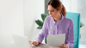 mujer investigando con camisa morada