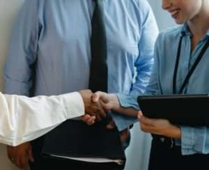 estrechando manos, haciendo negocios