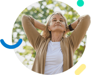 mujer relajada estirandose